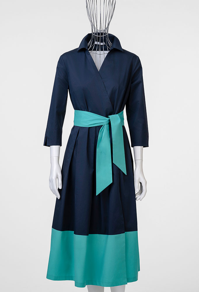 blaues Kleid mit türkisfarbener Schleife Renette Kurras Kollektion Frührahr-Sommer 2026